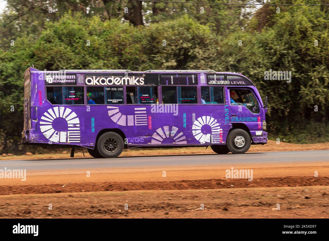 Un autobus con verniciatura personalizzata che guida lungo Ngong Road vicino al bivio con Oloolua Close. Molti autobus a Nairobi hanno vernice personalizzata, una vasta gamma o Foto Stock