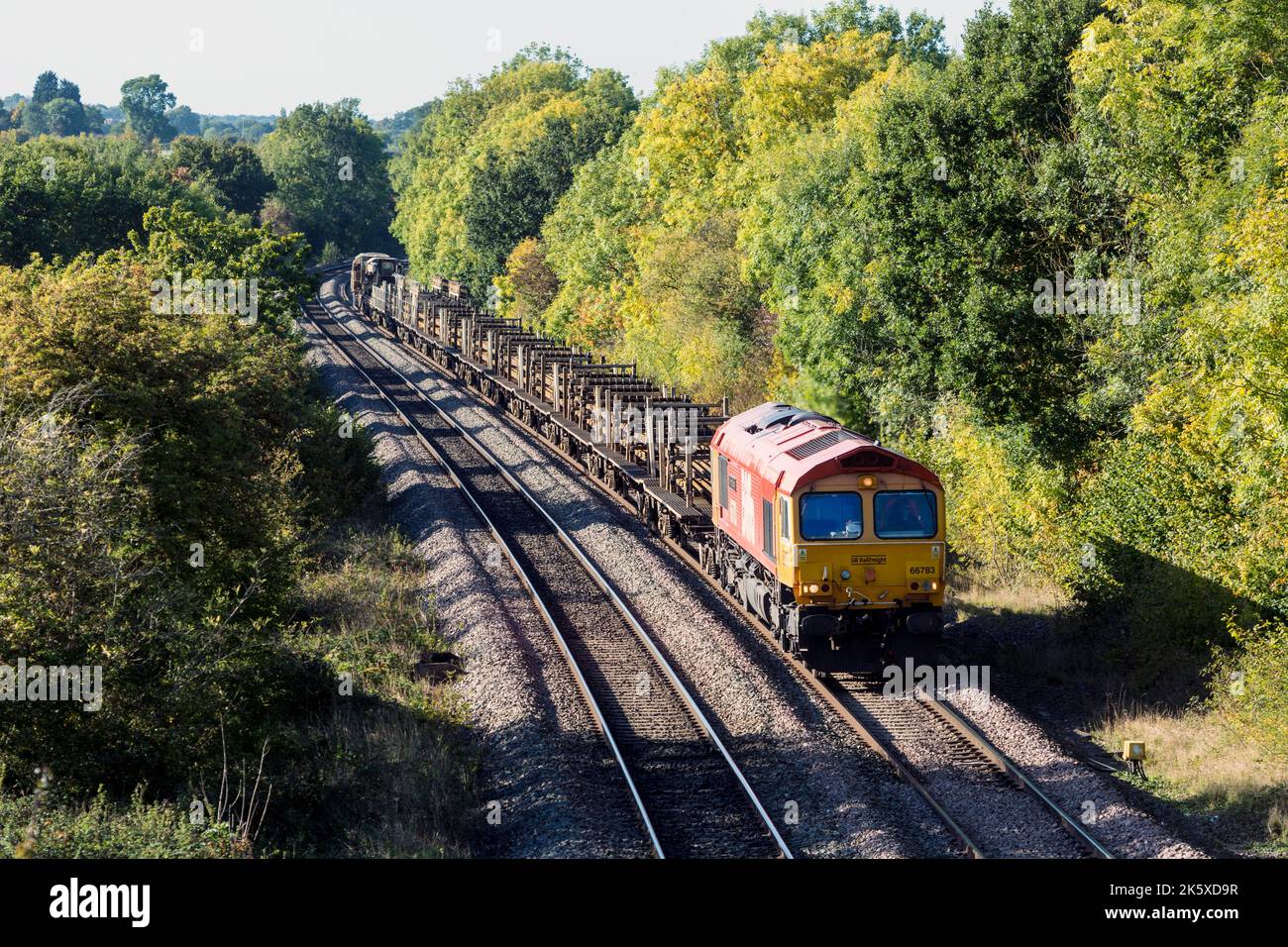 Locomotiva diesel GBRf classe 66 n. 66783 “The Flying Dustman” nella livrea Biffa che tira un treno di lunghe rotaie saldate, Warwickshire, Regno Unito Foto Stock
