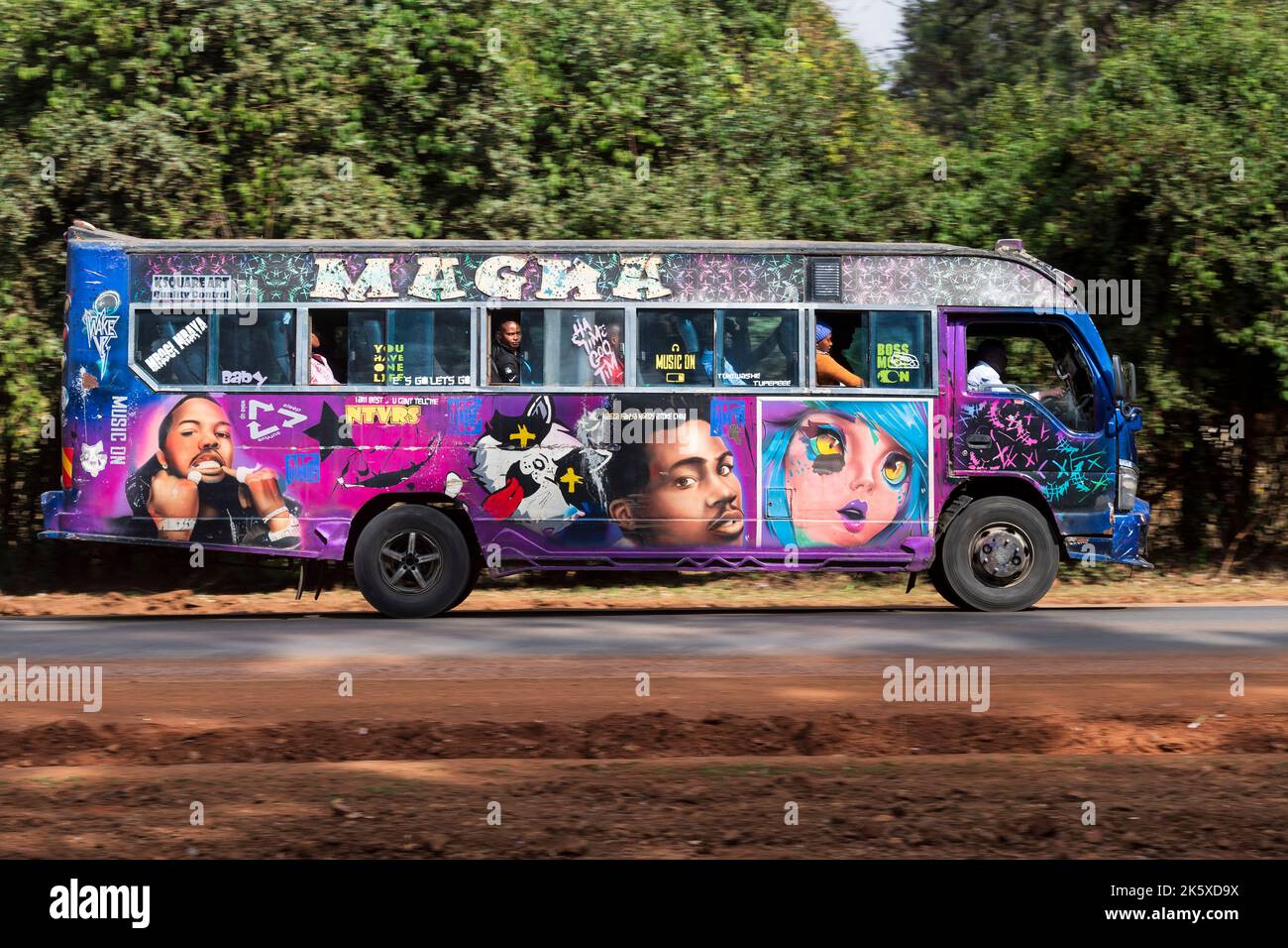 Un autobus con verniciatura personalizzata che guida lungo Ngong Road vicino al bivio con Oloolua Close. Molti autobus a Nairobi hanno vernice personalizzata, una vasta gamma o Foto Stock