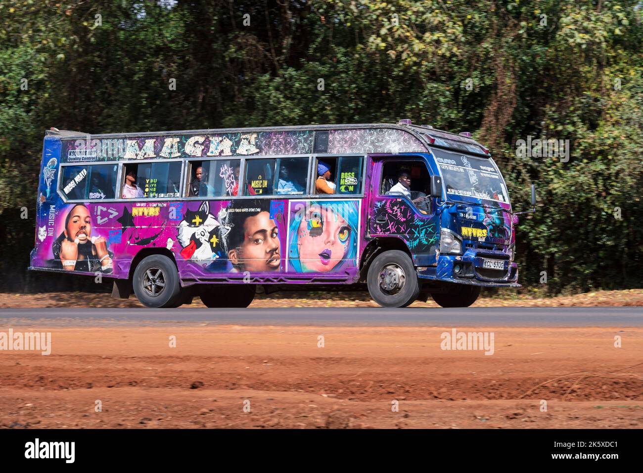 Un autobus con verniciatura personalizzata che guida lungo Ngong Road vicino al bivio con Oloolua Close. Molti autobus a Nairobi hanno vernice personalizzata, una vasta gamma o Foto Stock
