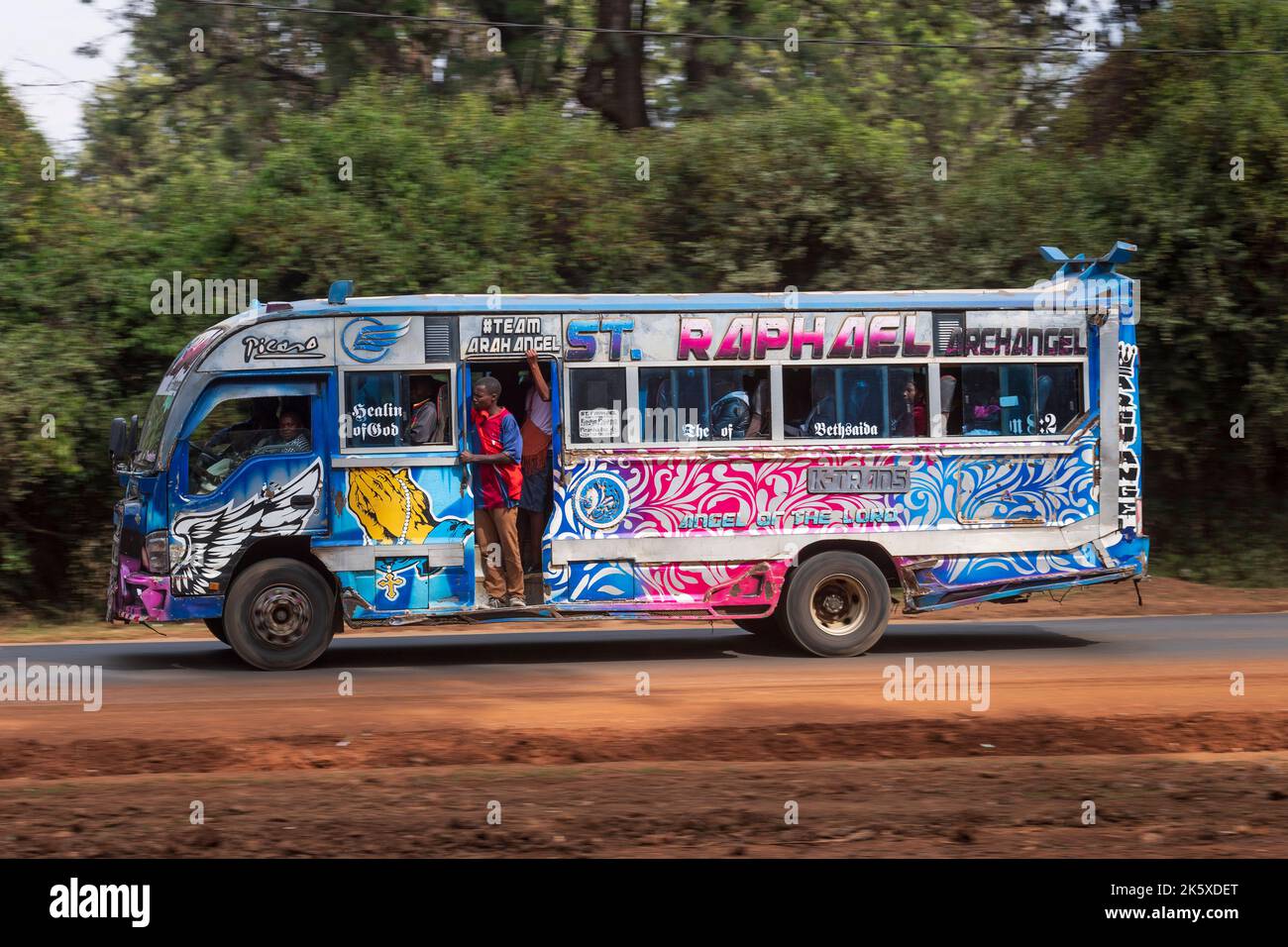 Un autobus con verniciatura personalizzata che guida lungo Ngong Road vicino al bivio con Oloolua Close. Molti autobus a Nairobi hanno vernice personalizzata, una vasta gamma o Foto Stock
