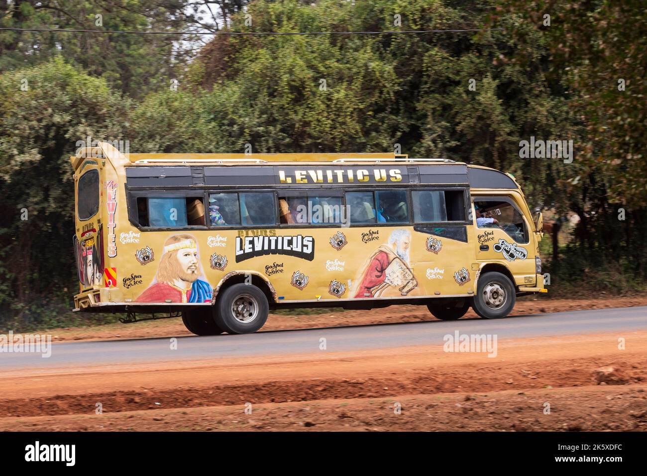 Un autobus con verniciatura personalizzata che guida lungo Ngong Road vicino al bivio con Oloolua Close. Molti autobus a Nairobi hanno vernice personalizzata, una vasta gamma o Foto Stock