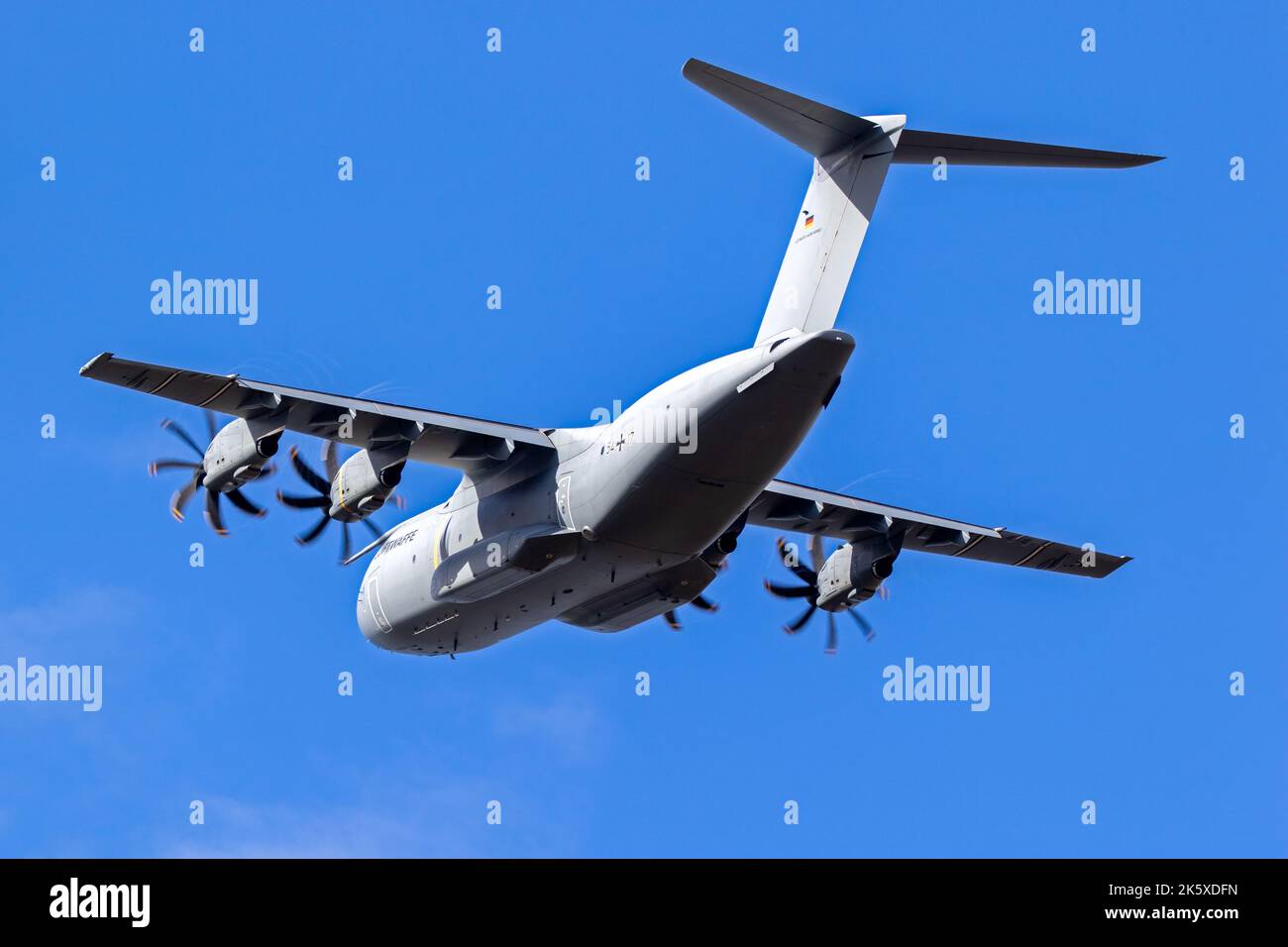 Aereo di trasporto dell'Aeronautica militare tedesca A400M che decolora dalla sua base Fliegerhorst Wunstorf. Wunstorf, Germania - 20 settembre 2022 Foto Stock