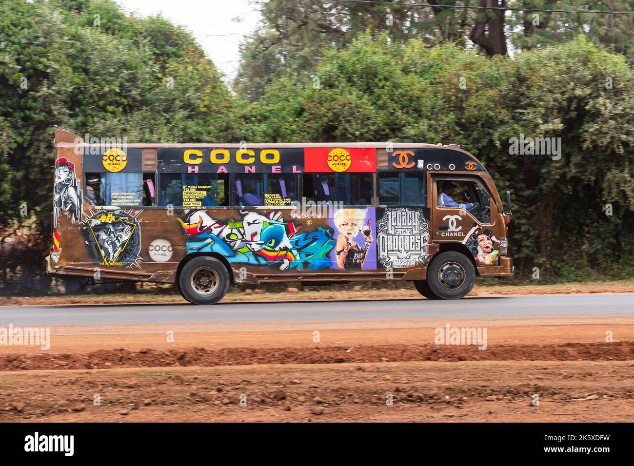 Un autobus con verniciatura personalizzata che guida lungo Ngong Road vicino al bivio con Oloolua Close. Molti autobus a Nairobi hanno vernice personalizzata, una vasta gamma o Foto Stock