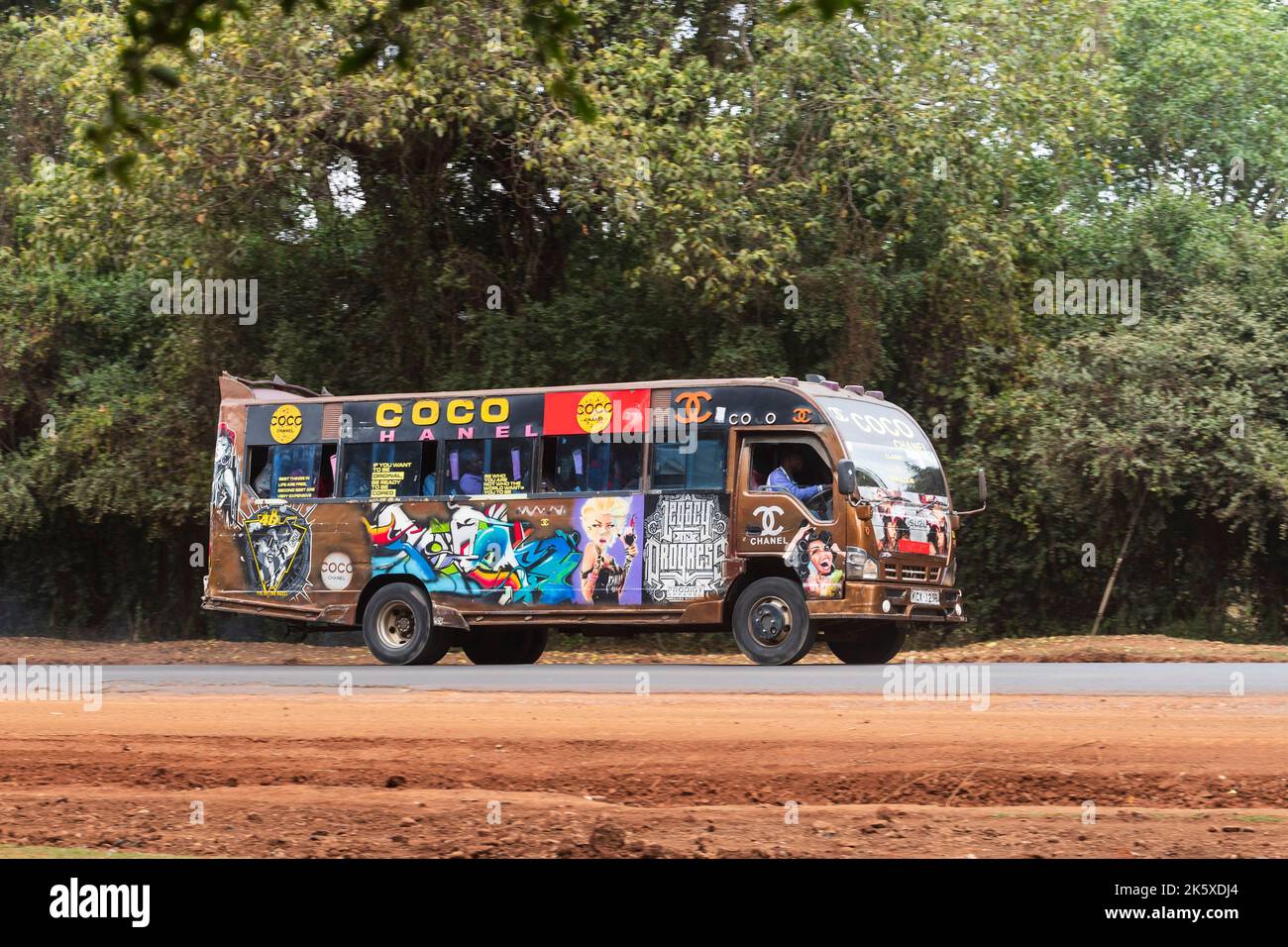 Un autobus con verniciatura personalizzata che guida lungo Ngong Road vicino al bivio con Oloolua Close. Molti autobus a Nairobi hanno vernice personalizzata, una vasta gamma o Foto Stock