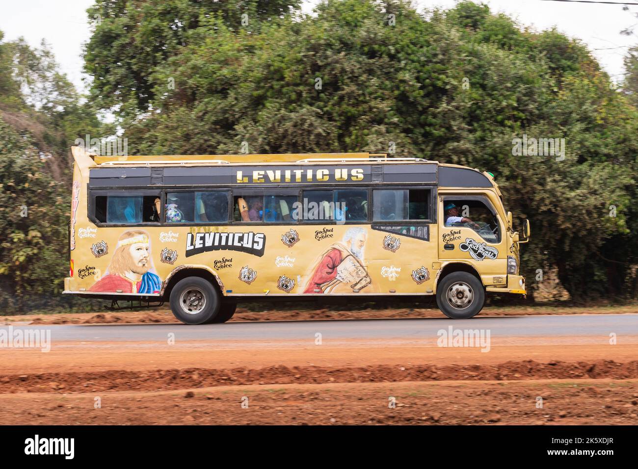 Un autobus con verniciatura personalizzata che guida lungo Ngong Road vicino al bivio con Oloolua Close. Molti autobus a Nairobi hanno vernice personalizzata, una vasta gamma o Foto Stock