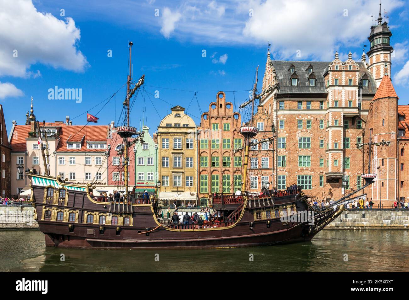 Crociera Galeon Lew con arrivo alla città di Danzica. La città è la capitale storica della Pomerania polacca con l'architettura medievale della città vecchia. Danzica, Foto Stock
