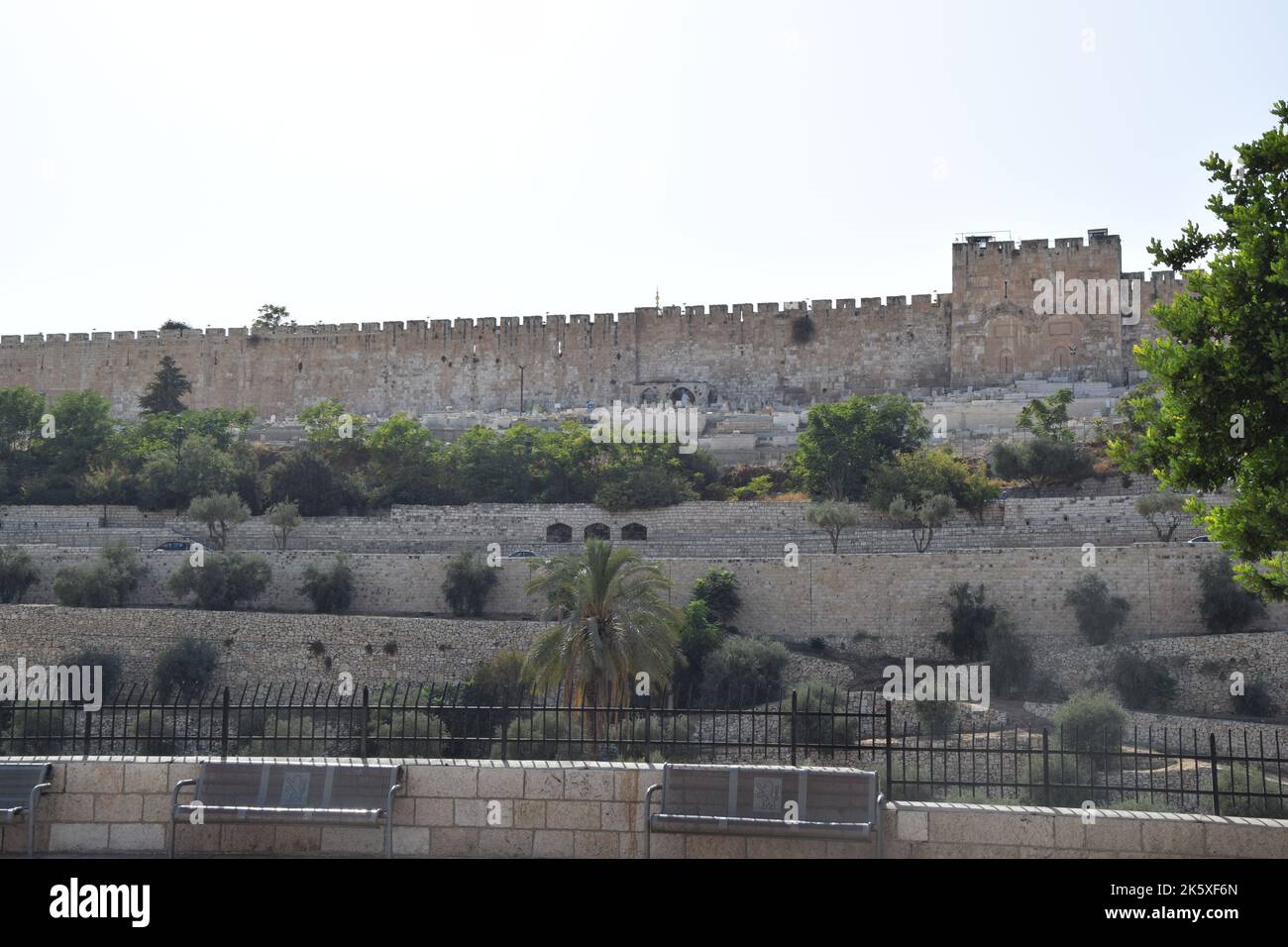 Fuori dalle mura della città - Città Vecchia di Gerusalemme durante Rosh Hashanah 2022 Foto Stock