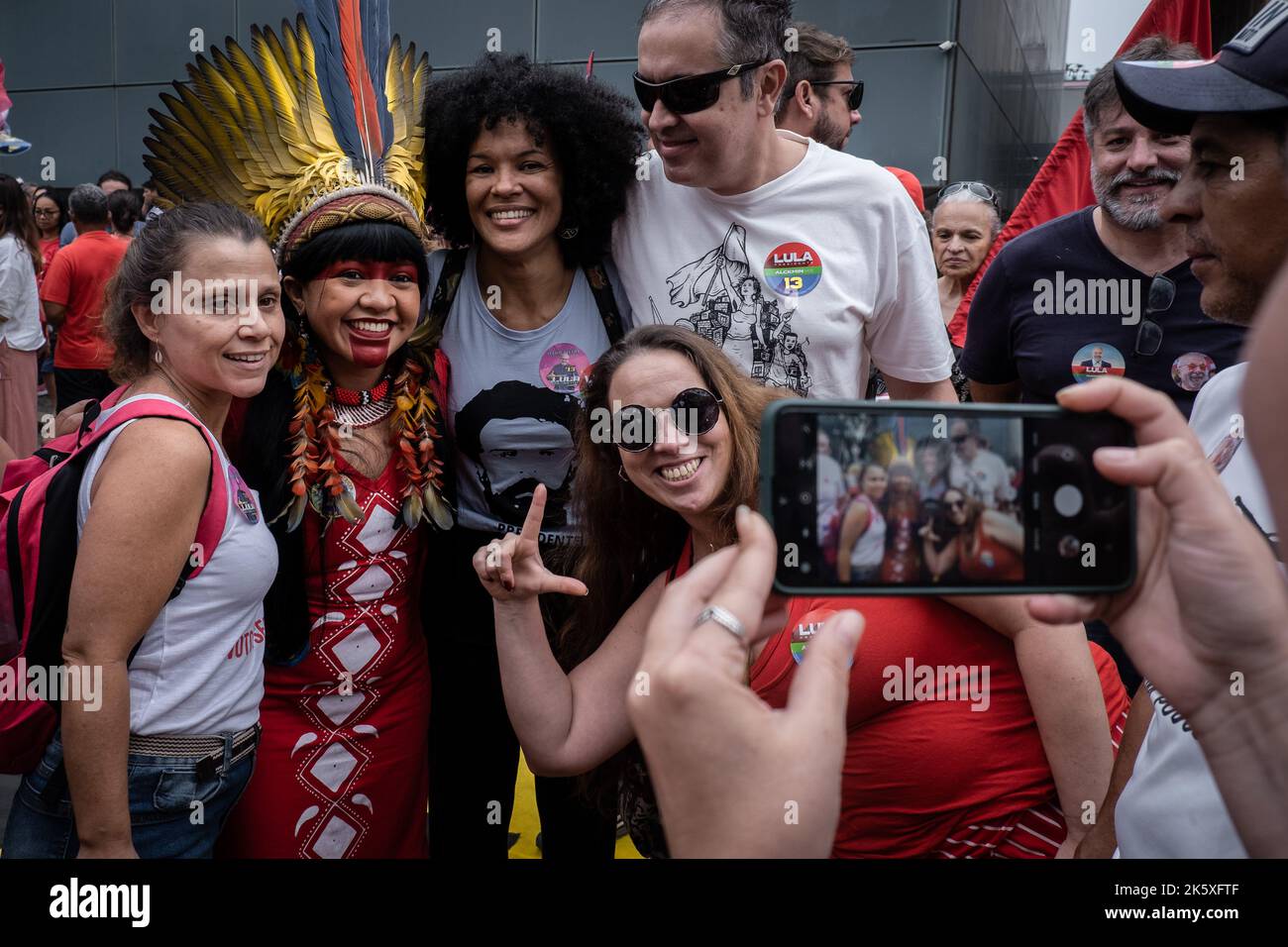 Celia Xakriaba, la prima donna indigena eletta dallo Stato di Minas Gerais alla Camera dei rappresentanti scatta foto con i sostenitori durante il rally della campagna. Ex Presidente brasiliano (2003-2010) e candidato presidenziale per il Partito operaio di sinistra (PT), Luiz Inacio Lula da Silva conduce una marcia durante un rally campagna alla Praca da Liberdade di Belo Horizonte, Minas Gerais, Brasile. (Foto di Ivan Abreu / SOPA Images/Sipa USA) Foto Stock