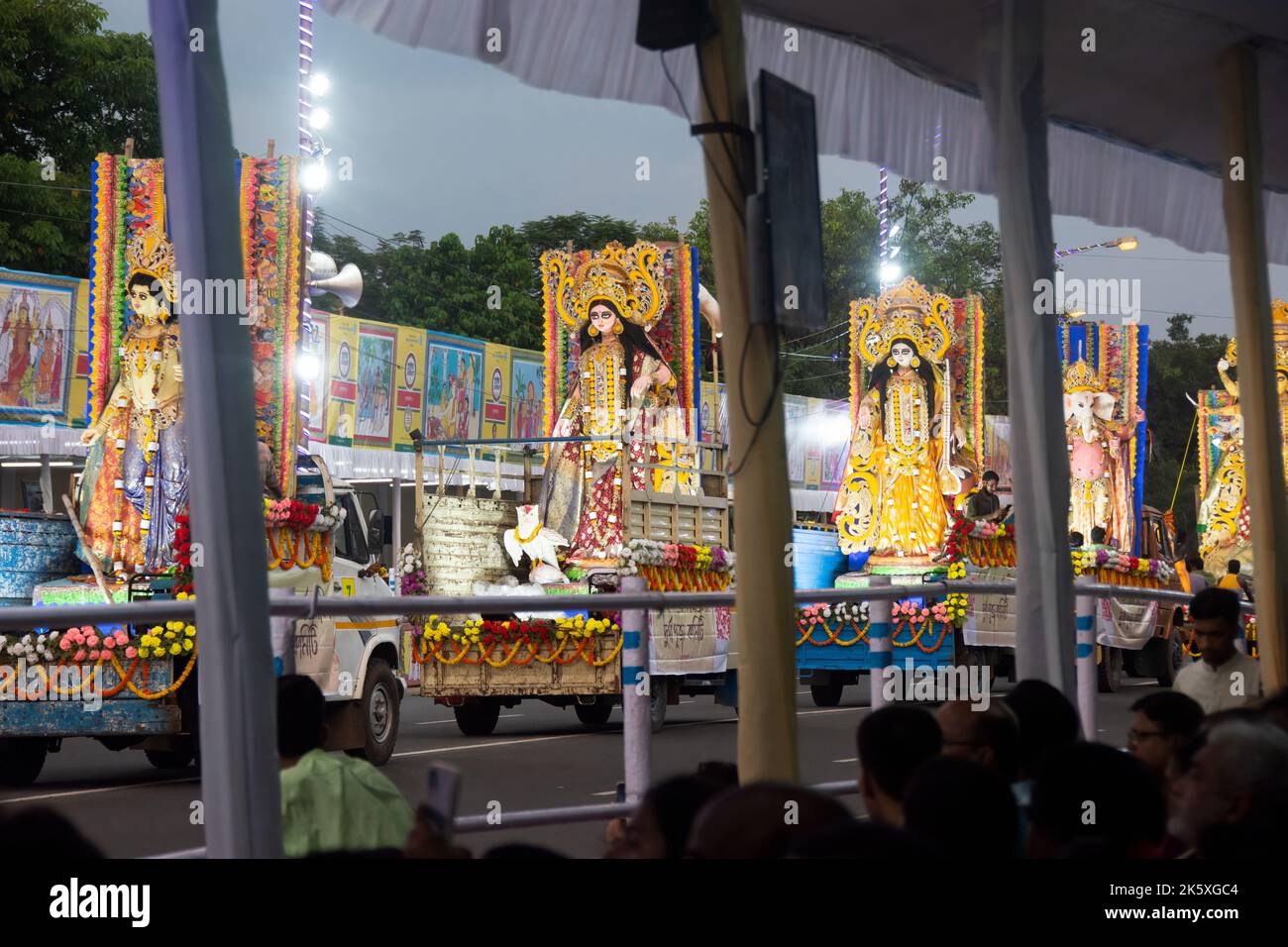 Strada Rossa a Kolkata, India il 8th ottobre 2022 - persone che si godono la processione del Carnevale di Durga Puja Foto Stock