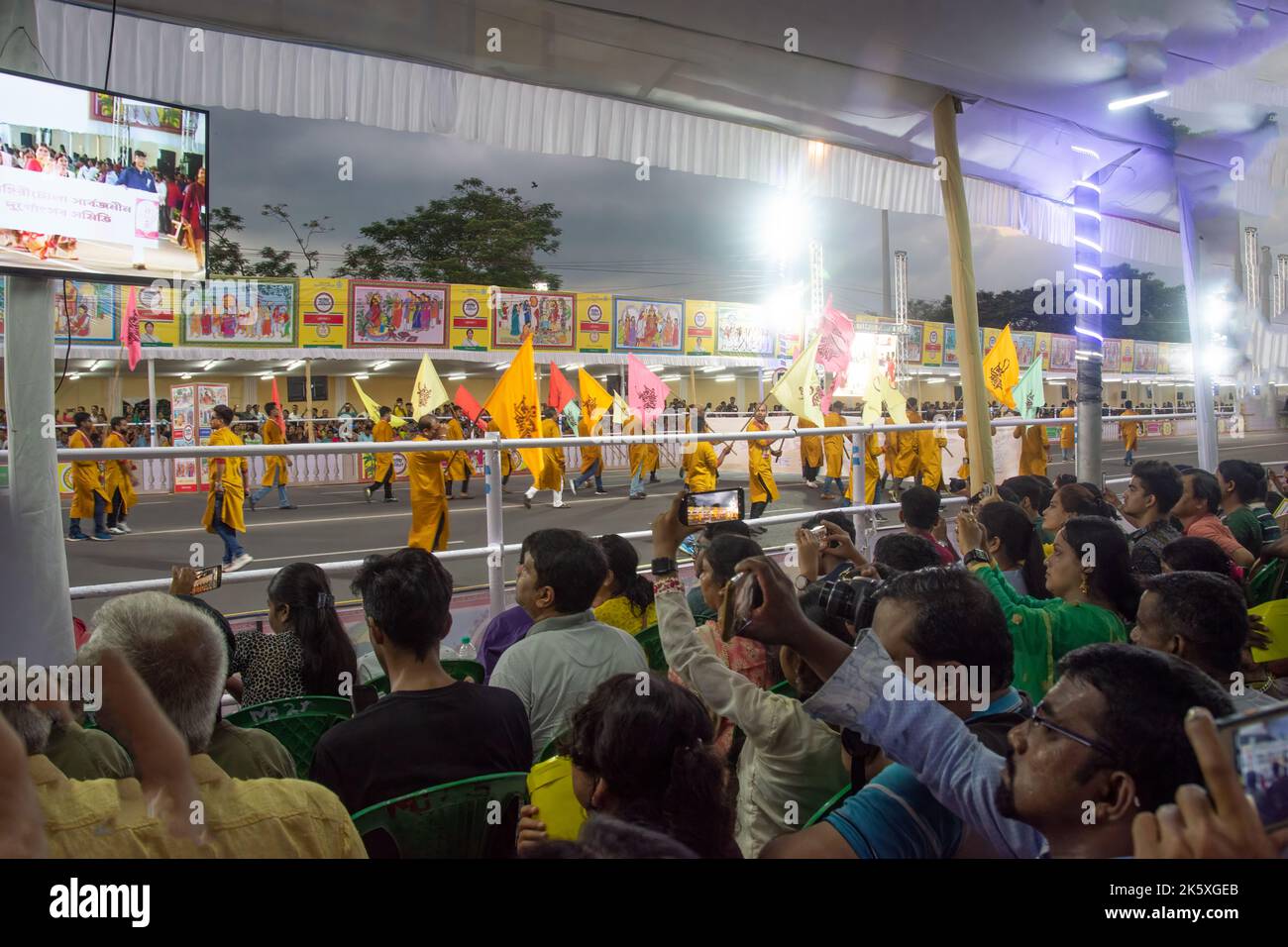 Strada Rossa a Kolkata, India il 8th ottobre 2022 - persone che si godono la processione del Carnevale di Durga Puja Foto Stock