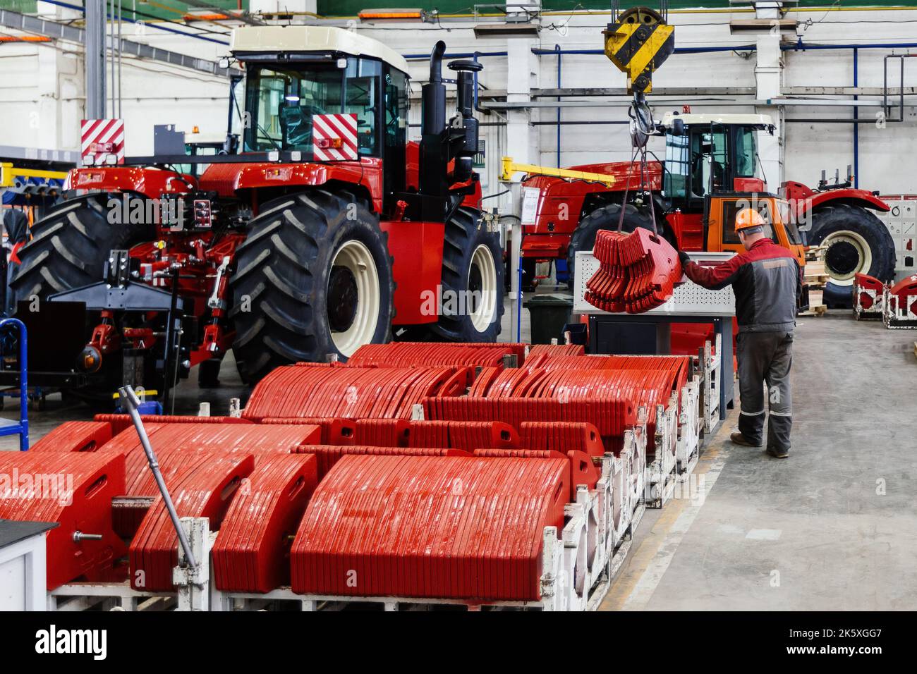 Il processo di assemblaggio dei trattori e delle trebbiatrici agricole. Foto Stock