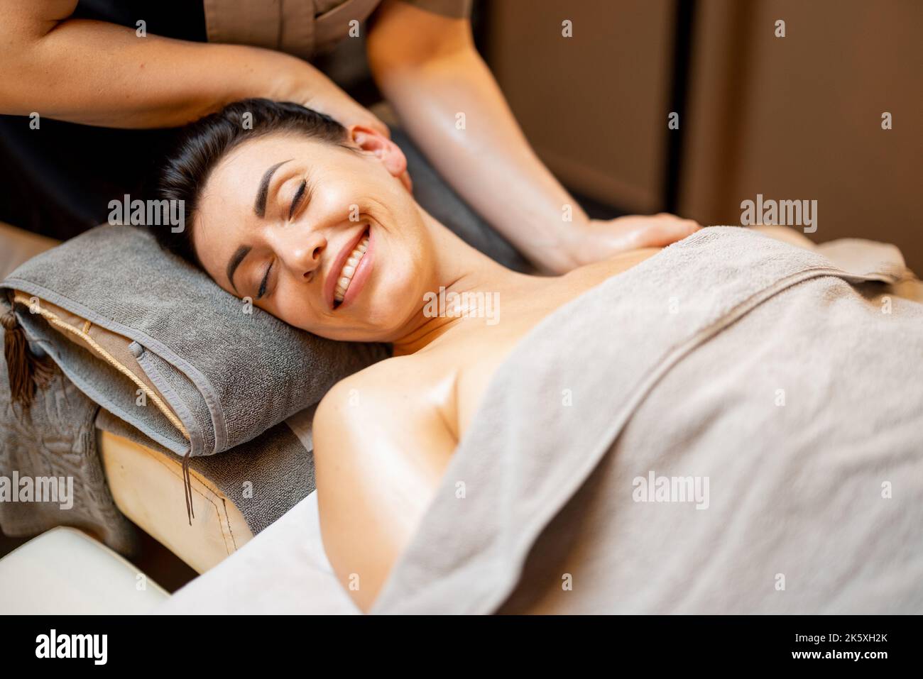 Donna che riceve massaggio rilassante collo Foto Stock
