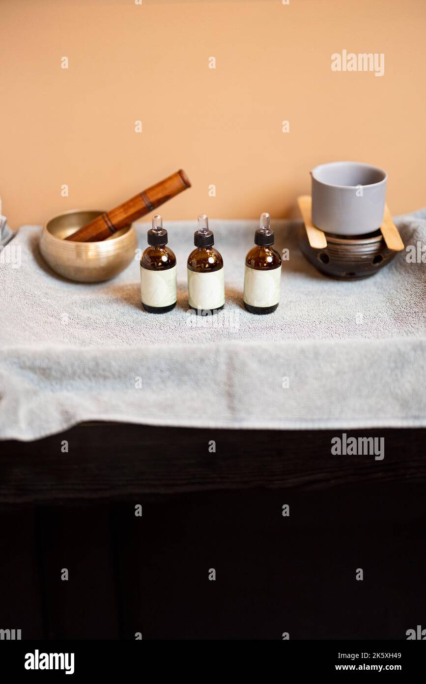 Olio essenziale per il massaggio in vasetti Foto Stock