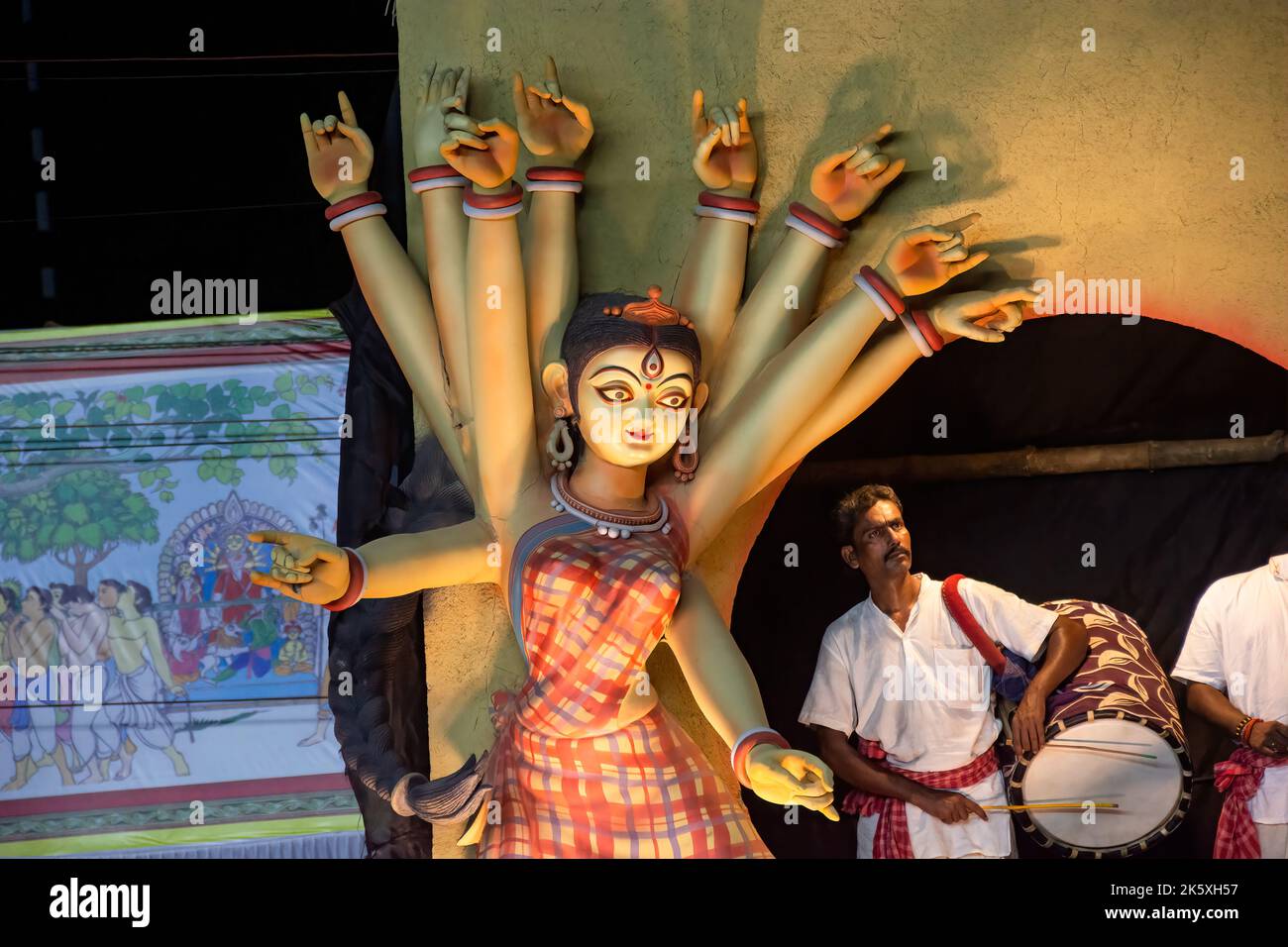 Il Supremo shakti, Maa Durga è adorato con lampada diya nella massima devozione nella religione indù Foto Stock