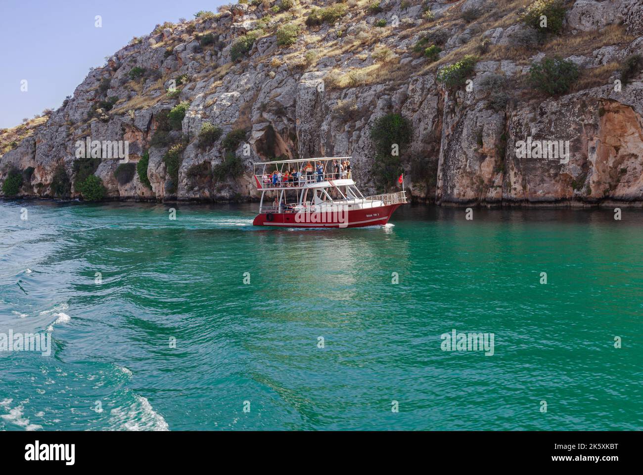 Gita turistica in barca sul lago nello storico quartiere di Halfeti. Halfeti, Urfa, Turchia Foto Stock
