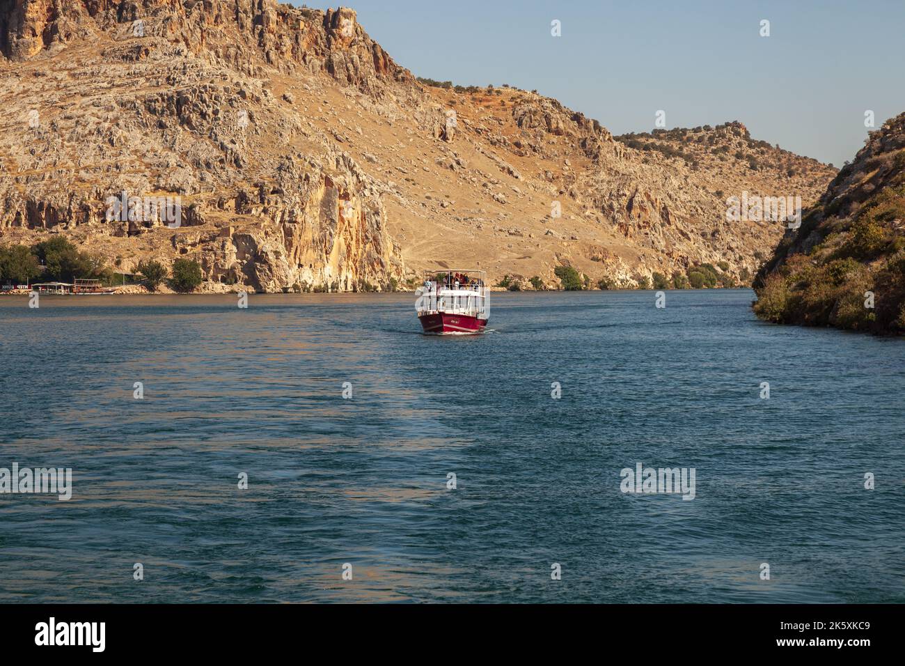 Gita turistica in barca sul lago nello storico quartiere di Halfeti. Halfeti, Urfa, Turchia Foto Stock