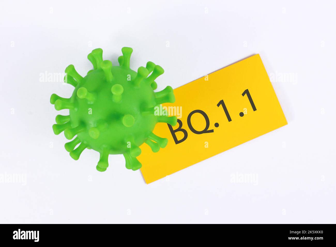 BQ.1,1 concetto di mutazione del virus della sottovariante di Omicron con modello e testo del virus Foto Stock