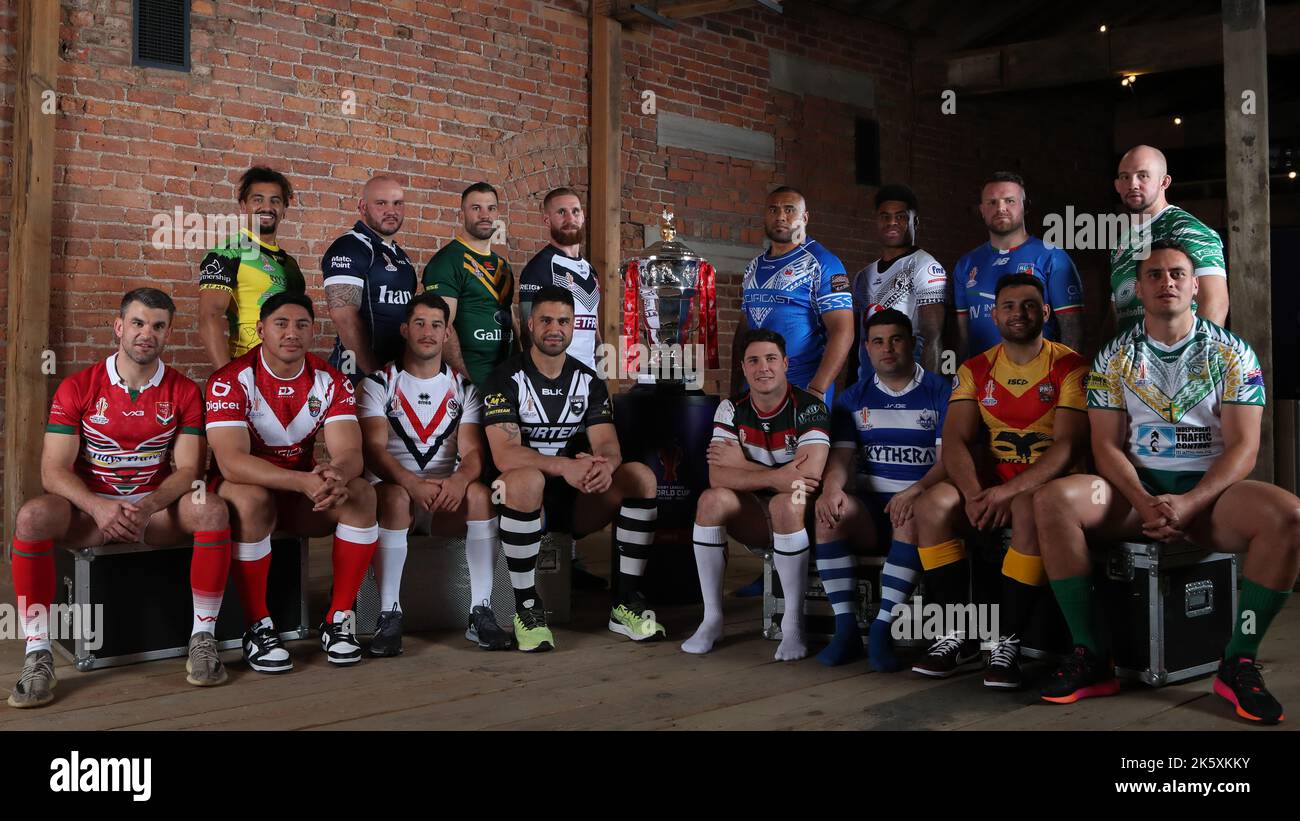 Science and Industry Museum, Liverpool Road, Manchester, 10th ottobre 2022. Lancio del torneo 2021 della Coppa del mondo di Rugby League (Back Row L-R) Ashton Golding della Giamaica, Dale Ferguson della Scozia, James Tedesco dell'Australia, Sam Tomkins dell'Inghilterra, Junior Paulo di Samoa, Kevin Naiqama delle Fiji, Nathan Brown dell'Italia, George King of Ireland (Front Row L-R) Elliot Kear del Galles, Jason Taumalolo di Tonga, Benjamin Garcia di Francia, Jesse Bromwich di Nuova Zelanda, Mitchell Moses del Libano, Jordan Meads di Grecia, Rhyse Martin di Papua Nuova Guinea e Brad Takairangi di Isole Cook posano per una foto Foto Stock