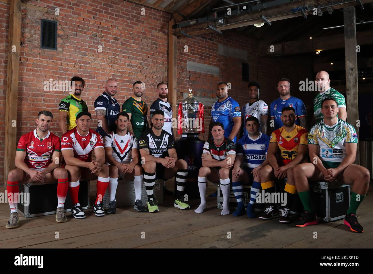 Science and Industry Museum, Liverpool Road, Manchester, 10th ottobre 2022. Lancio del torneo 2021 della Coppa del mondo di Rugby League (Back Row L-R) Ashton Golding della Giamaica, Dale Ferguson della Scozia, James Tedesco dell'Australia, Sam Tomkins dell'Inghilterra, Junior Paulo di Samoa, Kevin Naiqama delle Fiji, Nathan Brown dell'Italia, George King of Ireland (Front Row L-R) Elliot Kear del Galles, Jason Taumalolo di Tonga, Benjamin Garcia di Francia, Jesse Bromwich di Nuova Zelanda, Mitchell Moses del Libano, Jordan Meads di Grecia, Rhyse Martin di Papua Nuova Guinea e Brad Takairangi di Isole Cook posano per un fotograp Foto Stock