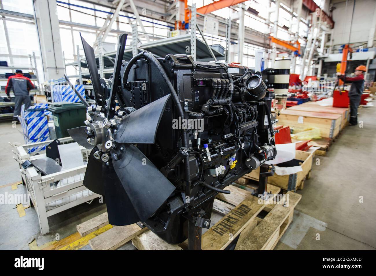 Moderno motore diesel per l'assemblaggio di macchinari in officina Foto Stock