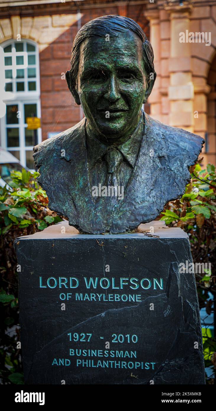 Statua di Lord Wolfson in Queen Square, Bloomsbury, Londra. Lord Wolfson busto, eretta nel 2017. Finanziatore del Leonard Wolfson Experimental Neurology Centre. Foto Stock