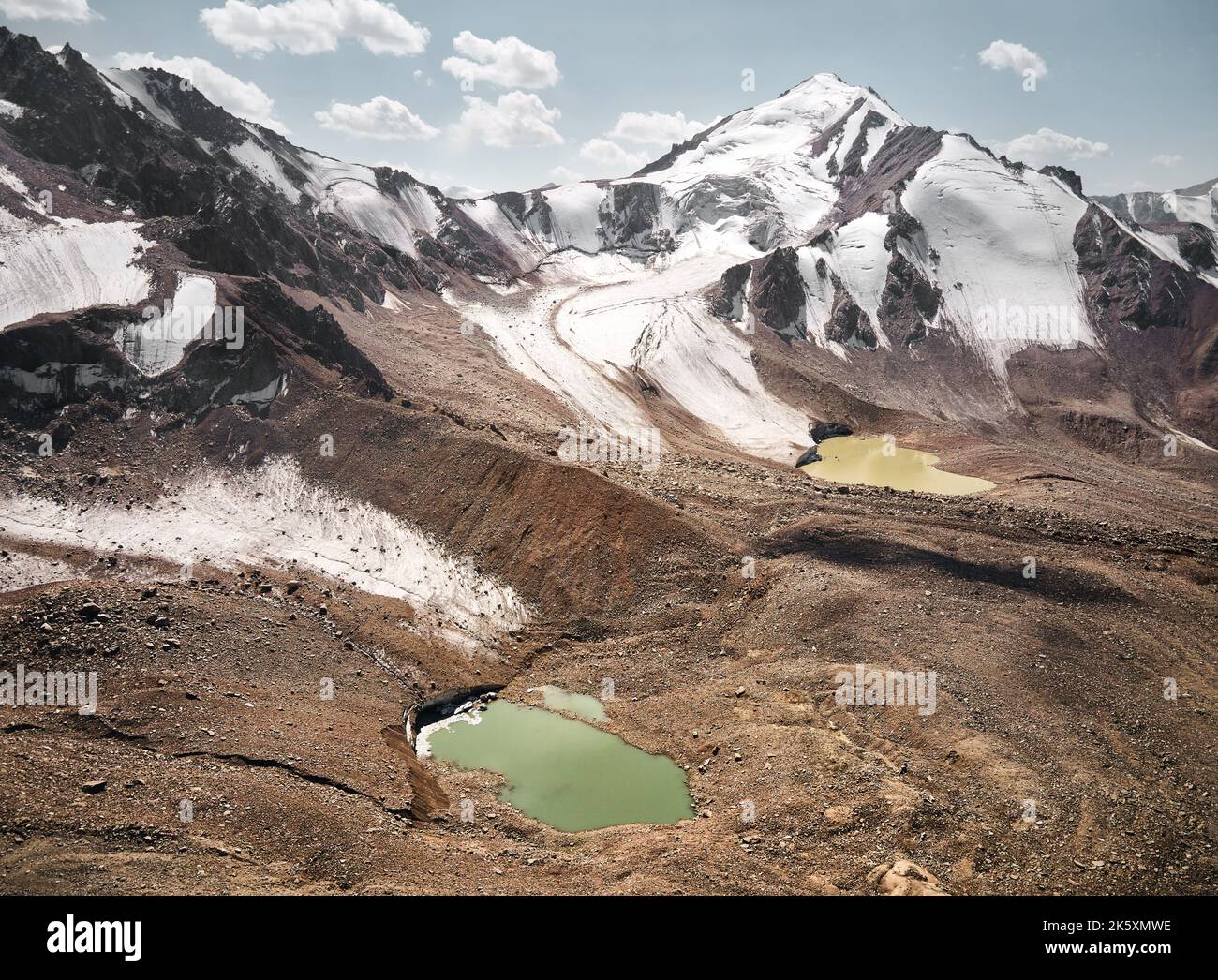 Splendido scenario dei laghi di montagna del ghiacciaio con la vetta della neve vicino alla città di Almaty, Kazakhstan. Ripresa aerea con drone escursioni all'aperto Foto Stock