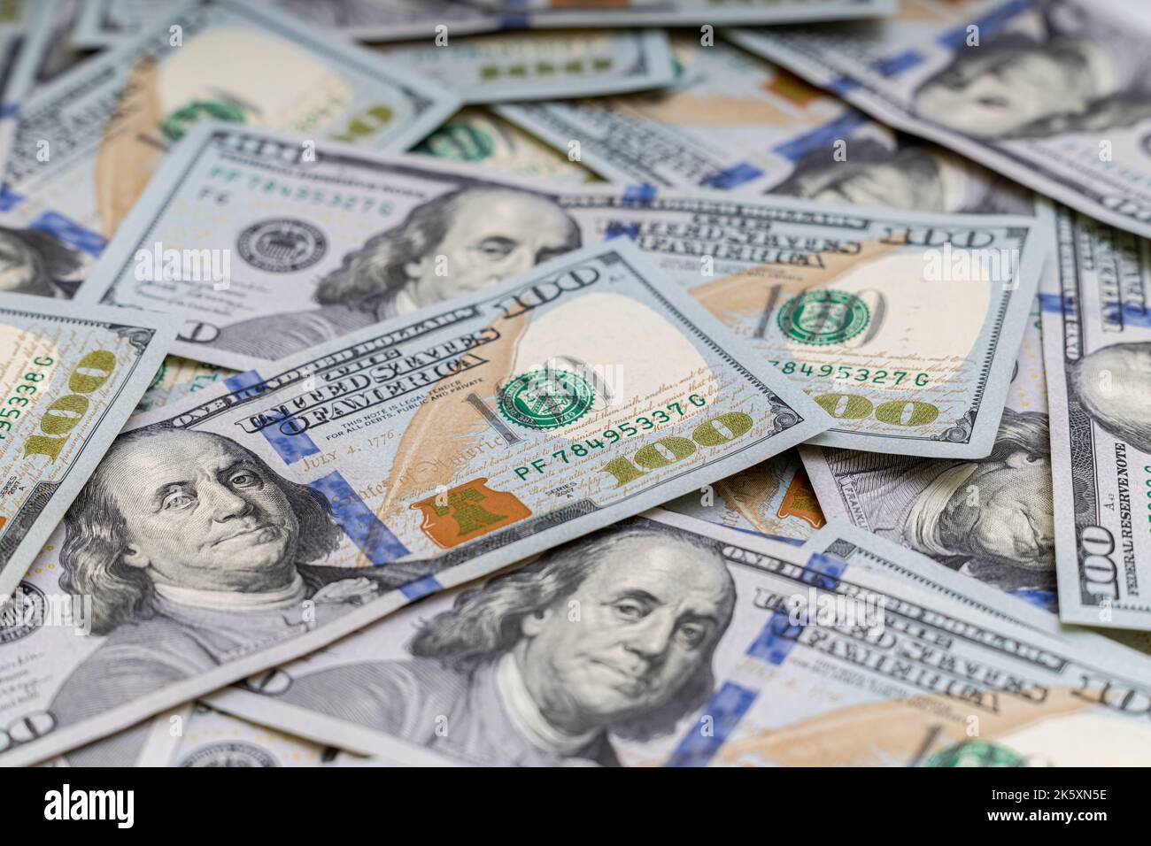 Sfondo delle fatture in dollari statunitensi giacenti in superficie. Foto di alta qualità Foto Stock