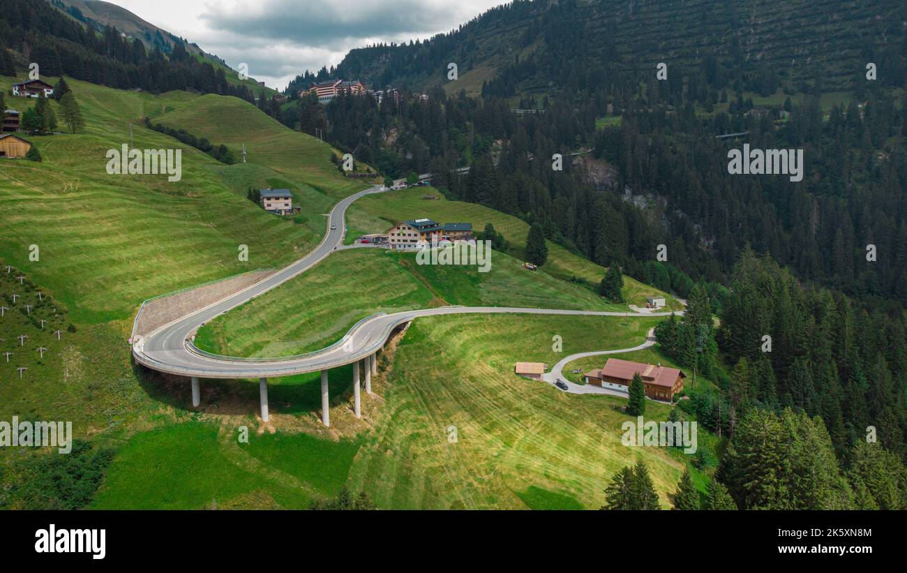 Bella valle austriaca con villaggio di Oberboden vicino a un bel ponte stradale con un tornante girare su di essa con magnifico panorama delle montagne. Foto Stock