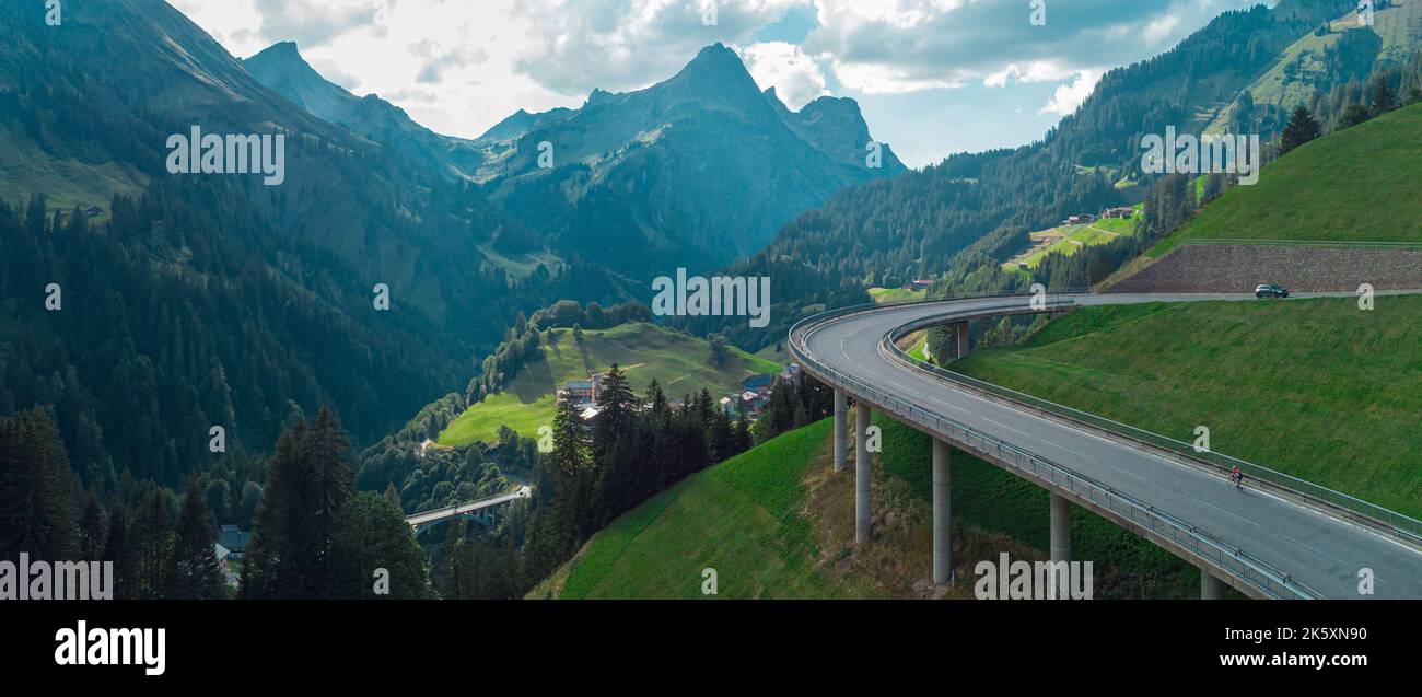 Bella valle austriaca con villaggio di Oberboden vicino a un bel ponte stradale con un tornante girare su di essa con magnifico panorama delle montagne. Foto Stock