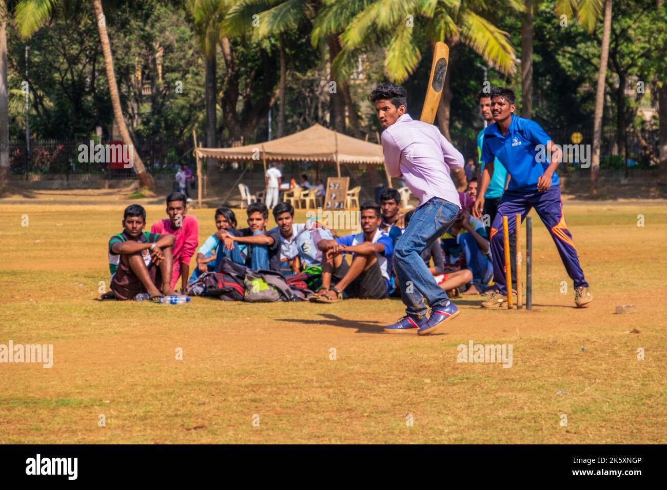 Giovani uomini locali che giocano a Cricket all'Oval Maidan di Mumbai / Bombay, India Foto Stock