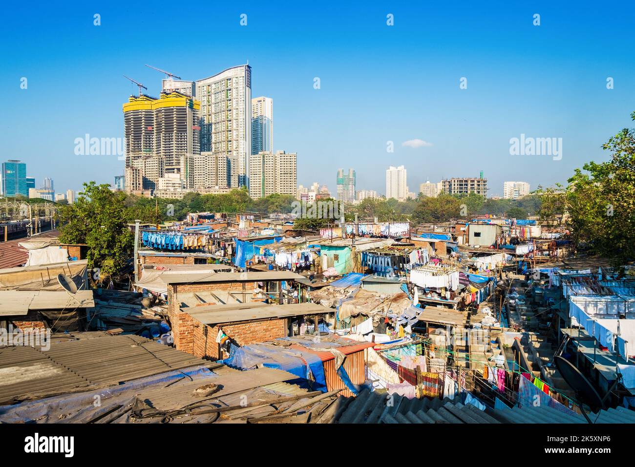 Mumbai, India. Alti edifici vicino ad un quartiere slum Foto Stock