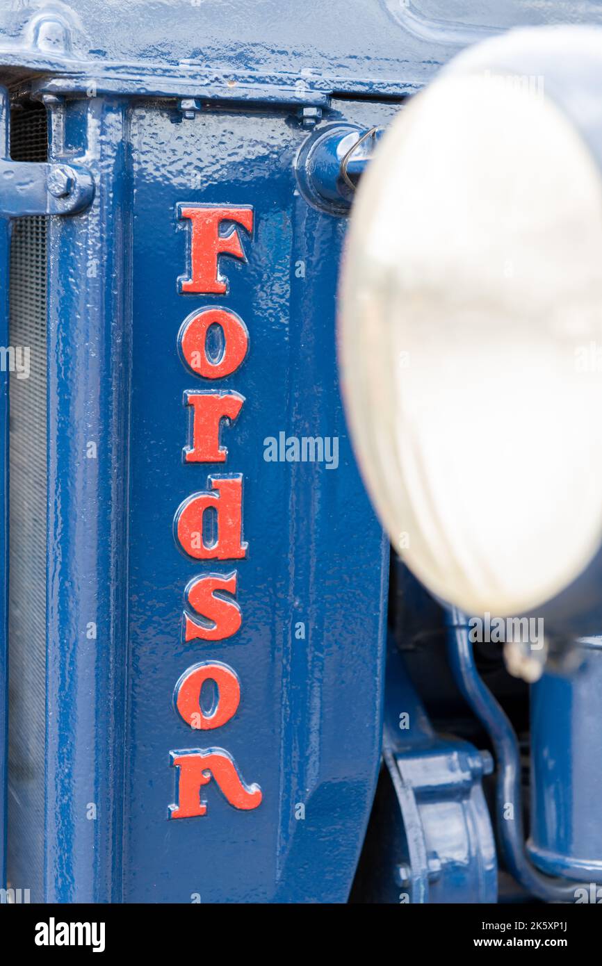 Ilminster.Somerset.United Kingdom.August 21st 2022.Close up del logo di Fordson su un 1948 Fordson Major E27N restaurato ad un evento di Yesterdays Farming Foto Stock