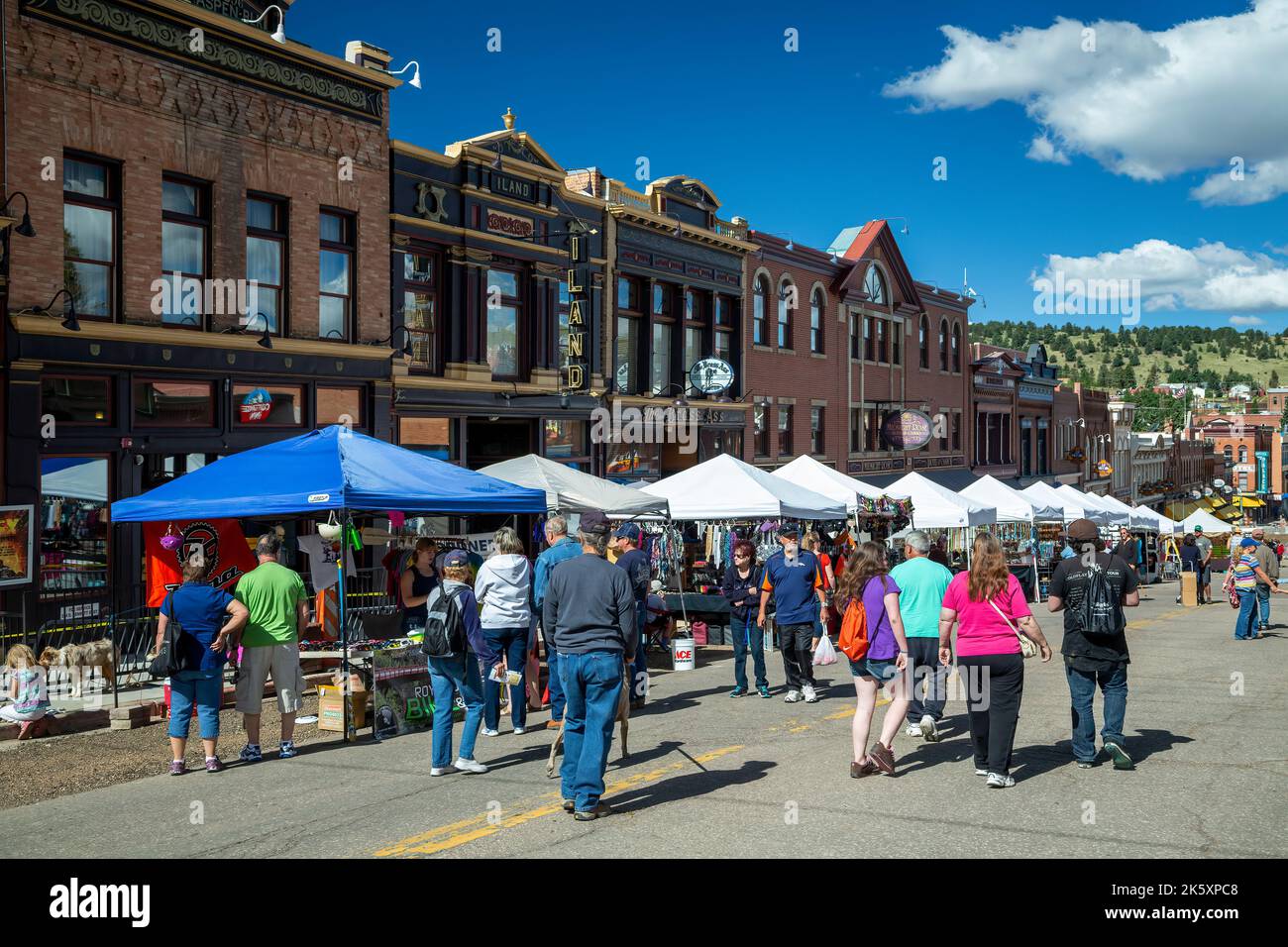 Edifici storici e la folla durante Donkey Derby Giorni, Main Street, Cripple Creek, Colorado, STATI UNITI D'AMERICA Foto Stock