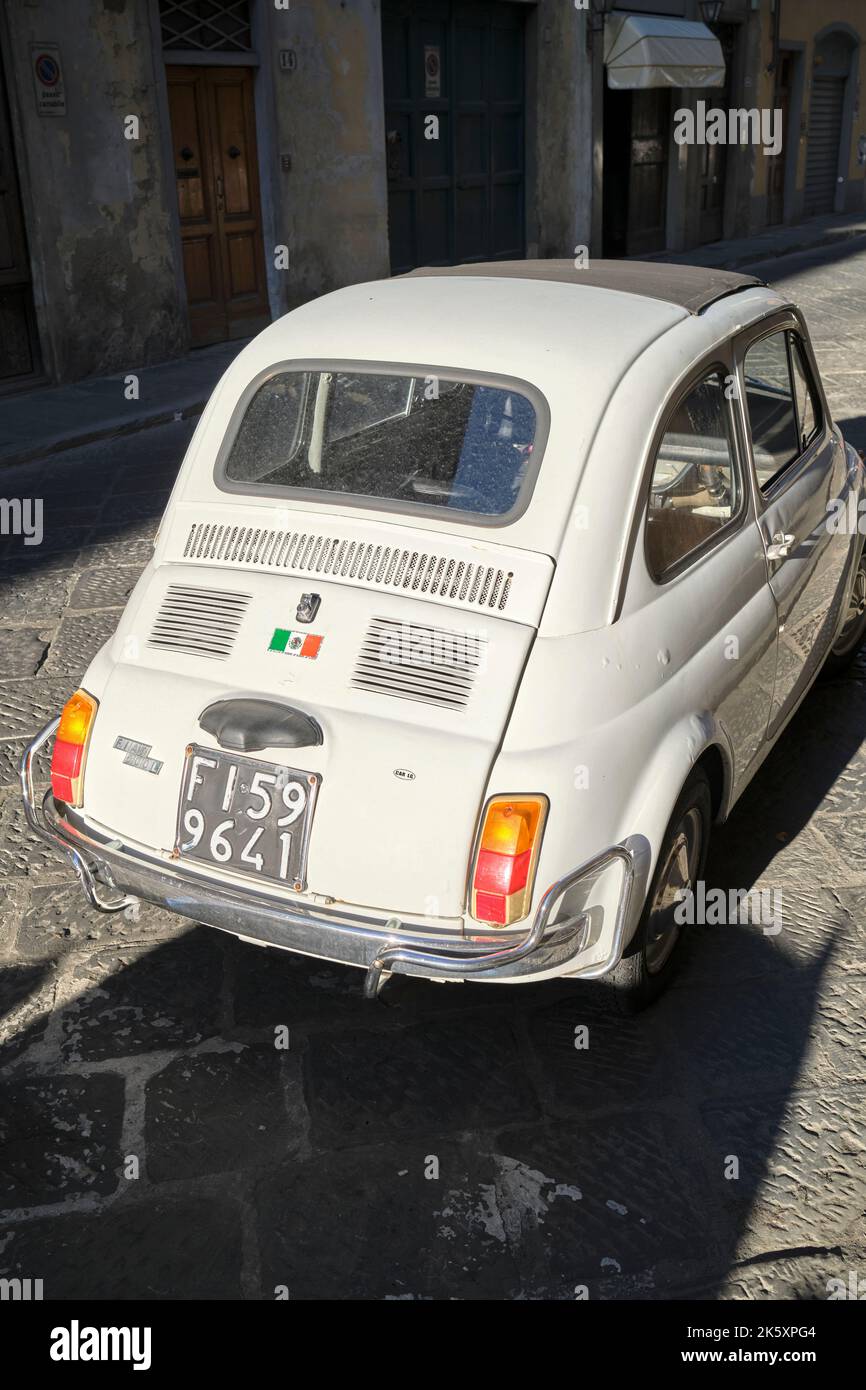 Auto Fiat 500 Cinquecento classica parcheggiata a Firenze Foto Stock