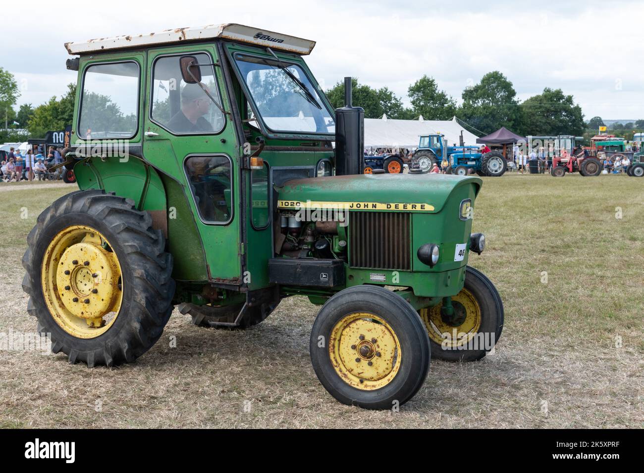 Ilminster.Somerset.United Kingdom.August 21st 2022.A Yesterdays Farming si Sta guidando Un trattore John Deere 1020 Foto Stock