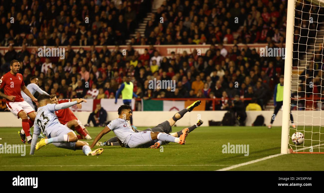 Nottingham, Inghilterra, 10th ottobre 2022. Ollie Watkins di Aston Villa segna ma è escluso per fuori-side durante la partita della Premier League al City Ground, Nottingham. L'immagine di credito dovrebbe essere: Darren Staples / Sportimage Foto Stock