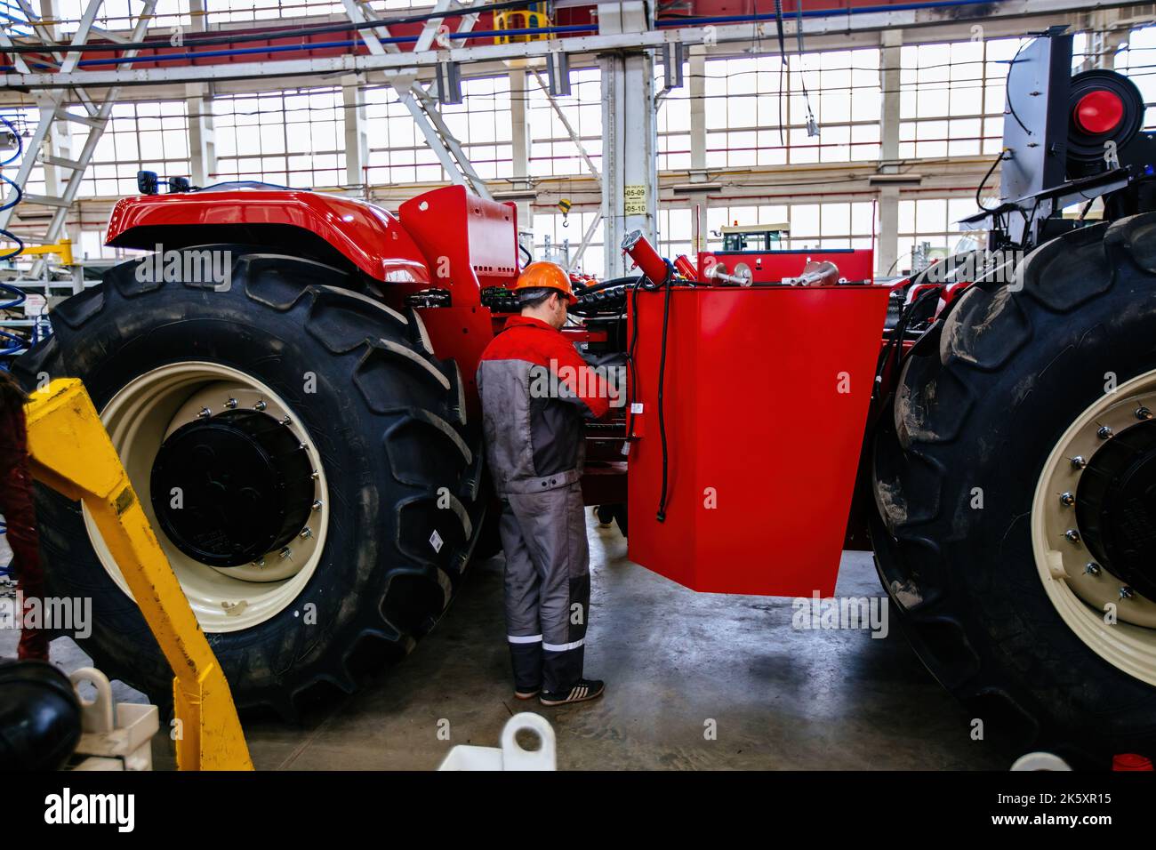 Il processo di assemblaggio dei trattori e delle trebbiatrici agricole. Foto Stock