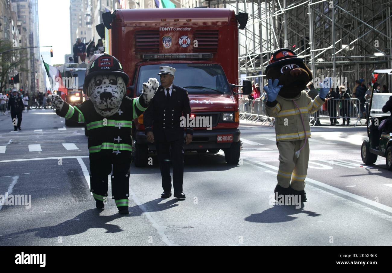 New York, Stati Uniti. 10th Ott 2022. (NUOVO) Columbus Day Parade 2022-NYC. 10 ottobre 2022, New York, USA: La Columbus Day Parade 2022 inizia sulla quinta strada dalla 44th Street attraverso la 72nd Street con persone che si allineano a rallegrarsi e cantare insieme alla musica. ItÃ¢â‚¬â„¢s è una festa del Patrimonio Italiano Americano che si svolge il secondo lunedì di ottobre e con la partecipazione del sindaco di New York, Eric Adams. (Credit Image: © Niyi Fote/TheNEWS2 via ZUMA Press Wire) Foto Stock