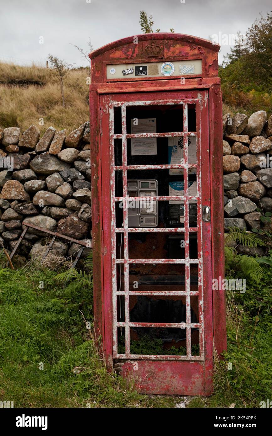 Cassetta telefonica rossa in vecchio stile a Eskdale, Lake District, Regno Unito Foto Stock