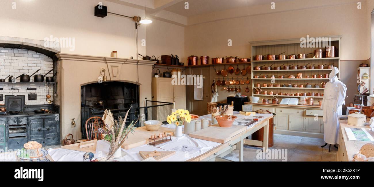 panorama ampio angolo di grande cucina vittoriana in proprietà di fiducia nazionale a attingham park shropshire regno unito Foto Stock