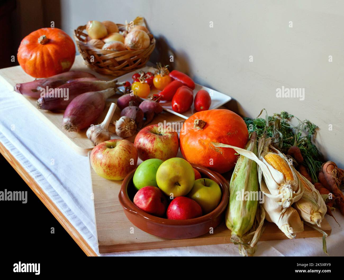 frutta e verdura in vita ferma sulla tavola Foto Stock