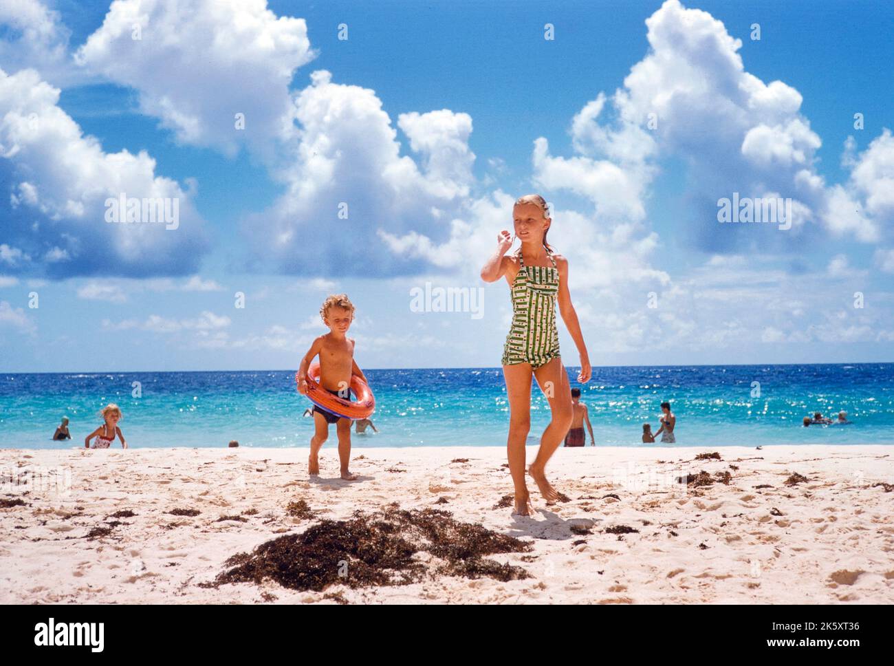 Children on Beach, Bermuda, British Overseas Territory, toni Frissell Collection, 1956 Foto Stock