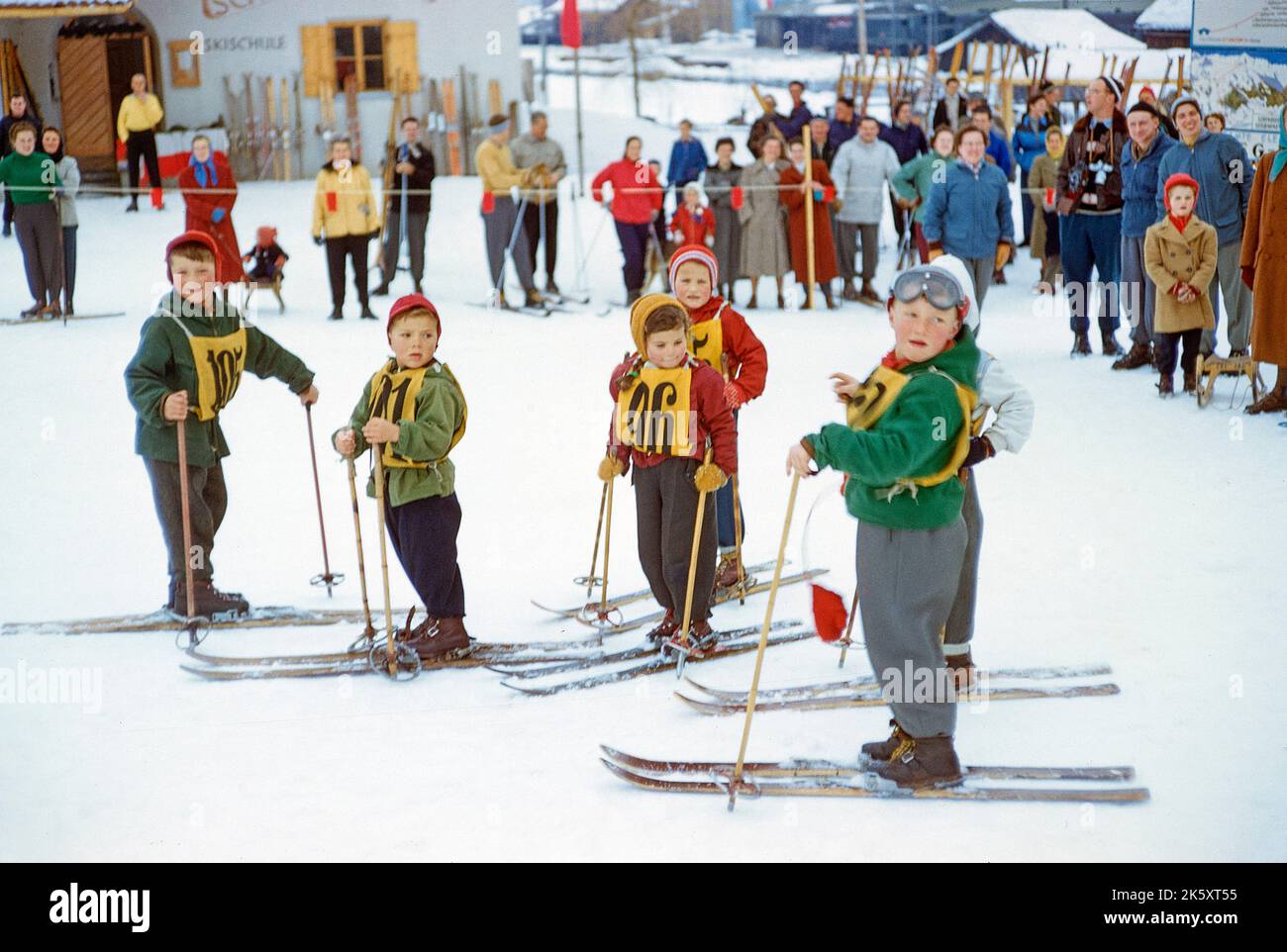 Gruppo di giovani sciatori, St. Anton am Arlberg, Tirolo, Austria, toni Frissell Collection, gennaio 1955 Foto Stock