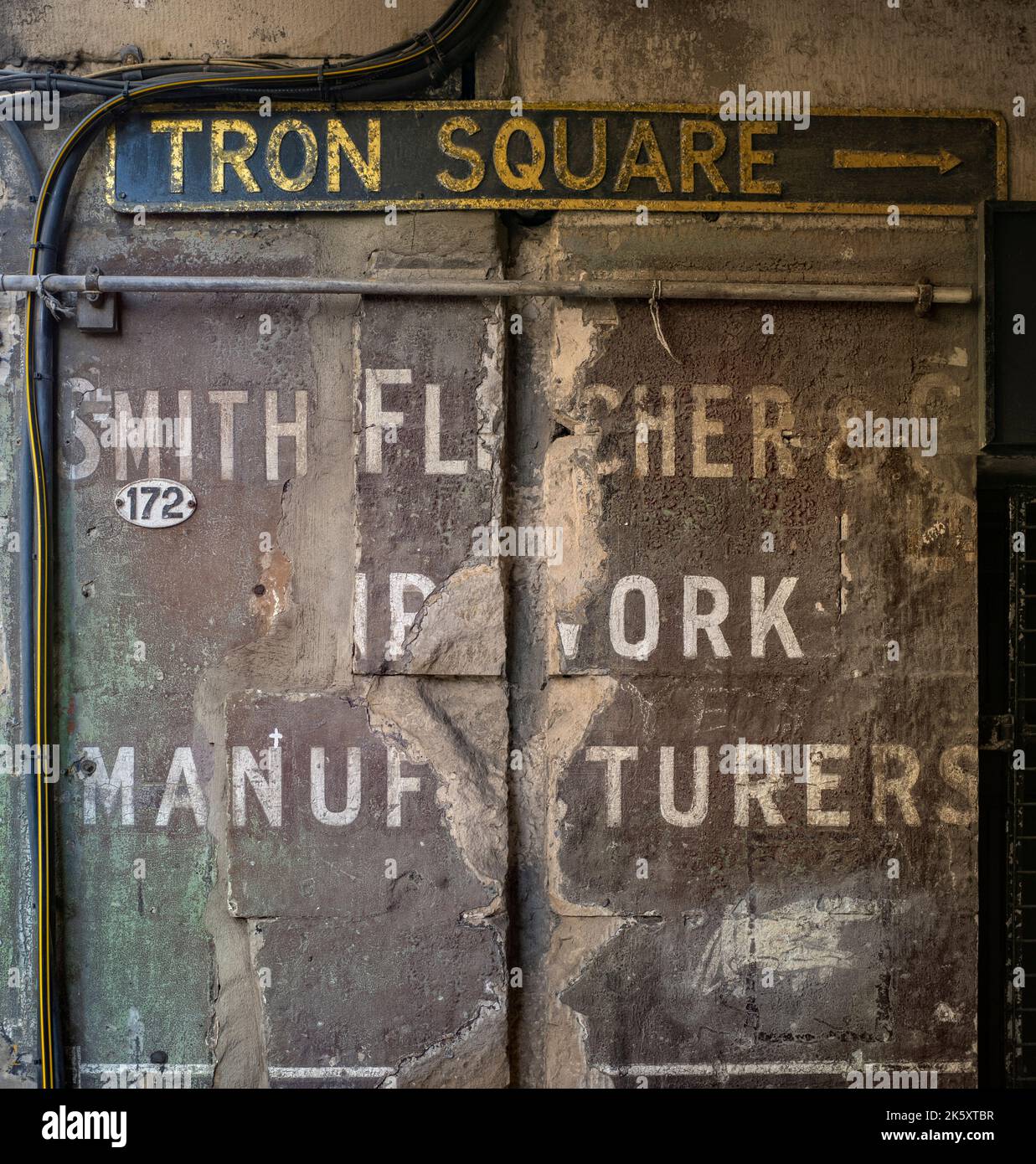 Un vecchio segno dipinto o Ghost Sign sul Royal Mile, Edimburgo. Il segnale è per Smith Fletcher & Co, Wirework Manufactures. Foto Stock