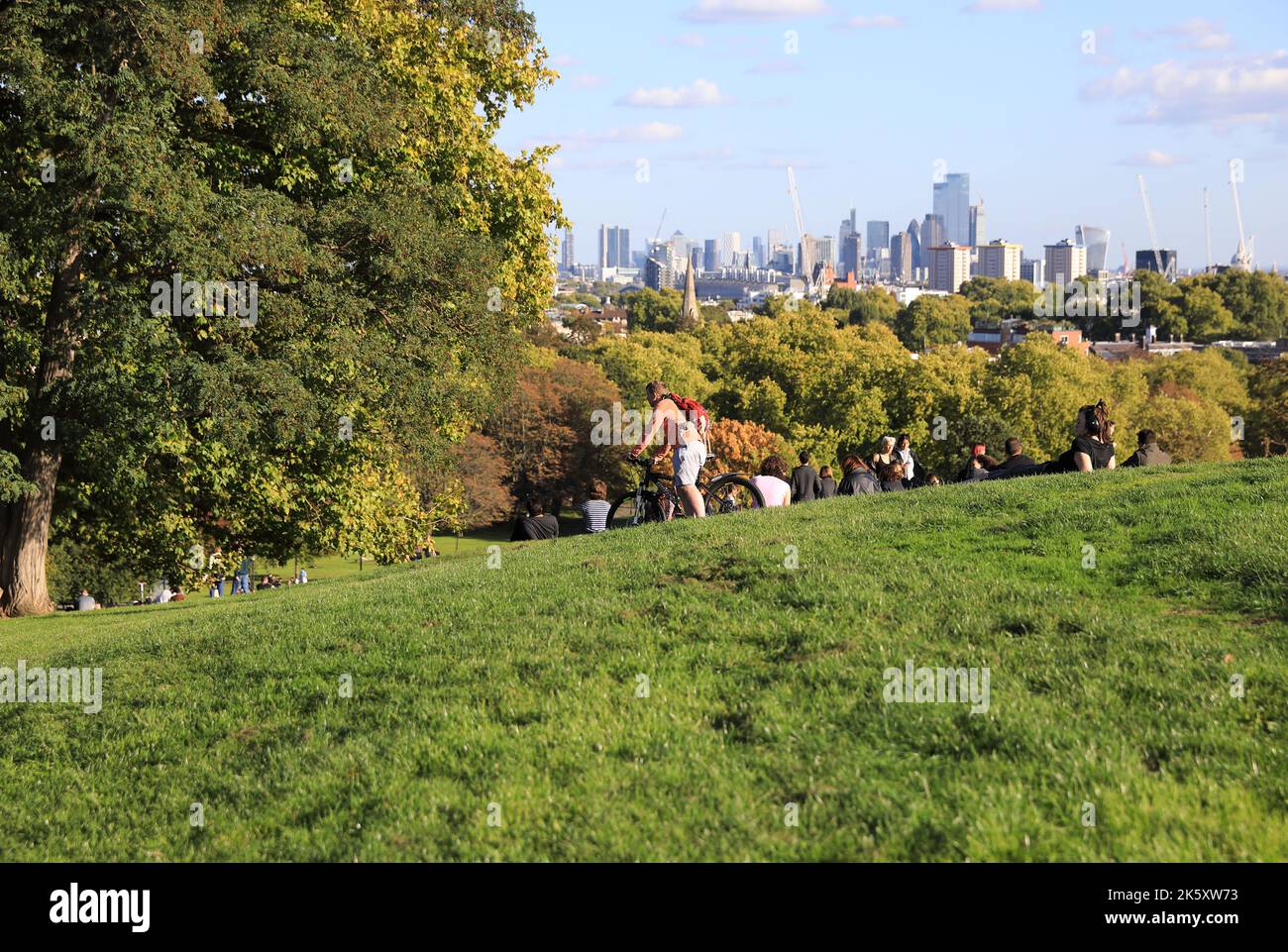 Colori autunnali e sole caldo a Primrose Hill, nel nord di Londra, Regno Unito Foto Stock