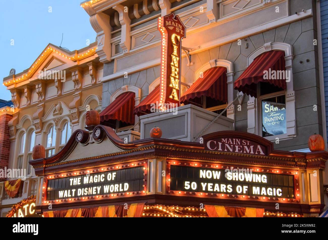Il Main Street Cinema nel Magic Kingdom, Disney World a Orlando, Florida, visto in prima serata mentre le luci si accendono. Foto Stock