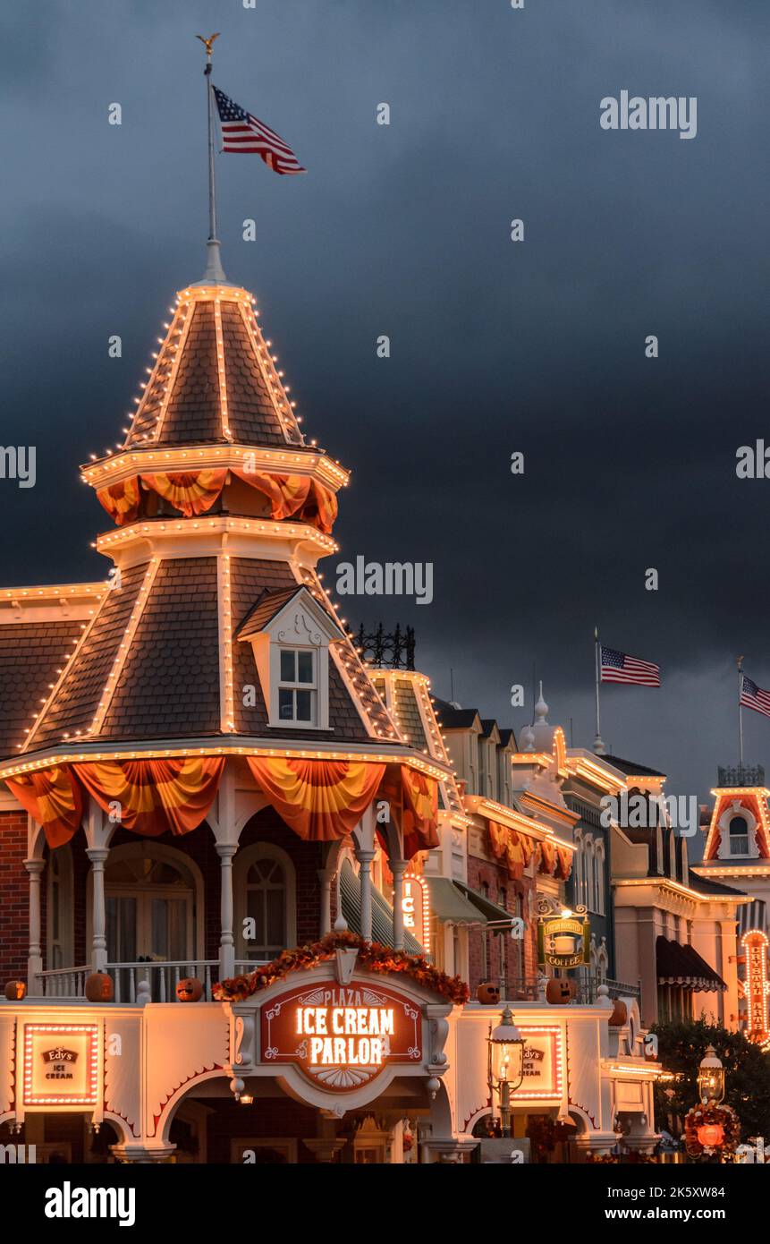 La gelateria di Main Street, il Magic Kingdom al Disney World in Florida, quando passa una tempesta. Foto Stock