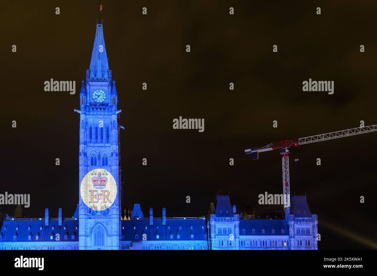 Il Parlamento canadese di Ottawa si illuminò in viola in omaggio alla Regina Elisabetta II Foto Stock