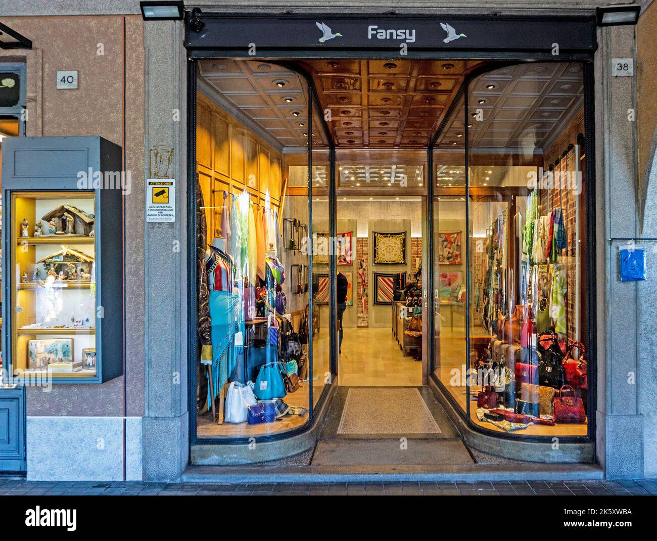 Fansy Bellagio, un negozio specializzato in cravatte e sciarpe. Foto Stock